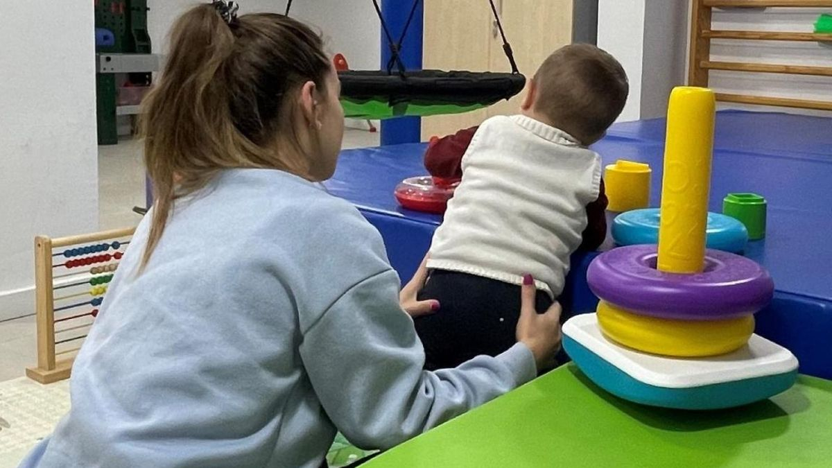 La externalización de la atención a menores con necesidades especiales ahoga a familias y profesionales andaluces