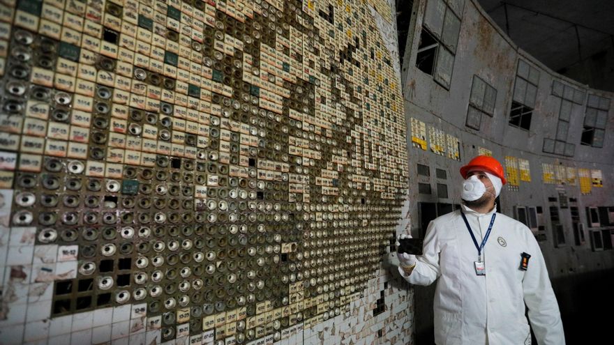 Ucrania ha completado la primera rotación de personal en la antigua planta nuclear de Chernóbil desde el inicio de la invasión rusa hace casi un mes, confirmó hoy el OIEA, la agencia nuclear de la ONU. EFE/EPA/SERGEY DOLZHENKO