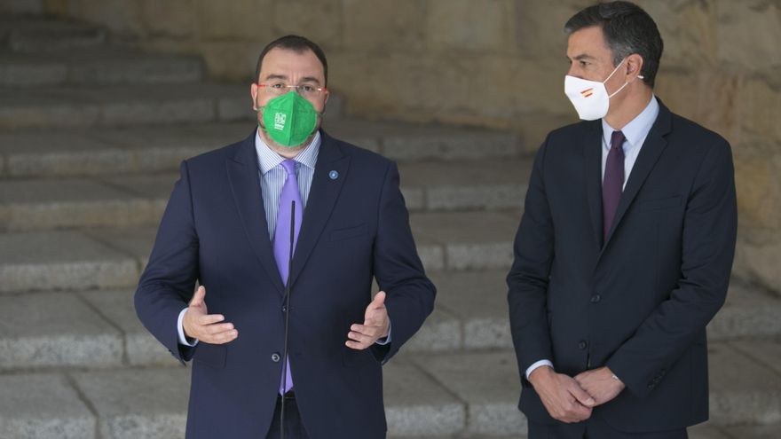 Imagen de archivo del presidente del Principado de Asturias, Adrián Barbón y el presidente del Gobierno, Pedro Sánchez