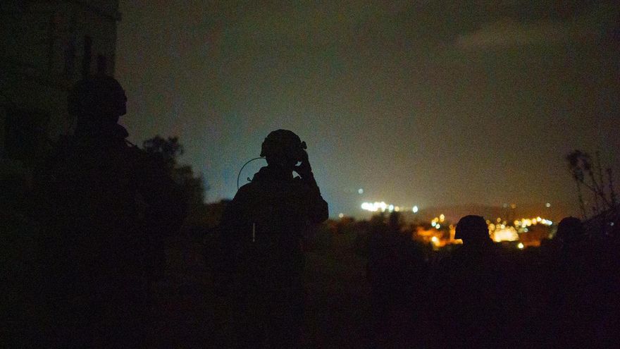 El Ejército israelí anunció este lunes el inicio en los últimos días de nuevas redadas "limitadas y selectivas" contra posiciones clave del grupo chií libanés Hizbulá en el sur de Líbano. "Tropas de la 91.ª División de las Fuerzas de Defensa de Israel (FDI) han iniciado operaciones terrestres limitadas y selectivas contra bastiones clave de Hizbolá en el sur del Líbano, con el objetivo de reforzar la defensa avanzada", recoge un comunicado castrense. El Ejército indicó que las operaciones incluyen el desmantelamiento de infraestructura considerada "terrorista" y la eliminación de combatientes que operan en el área, con el propósito de "eliminar amenazas y crear una capa adicional de seguridad" para los residentes del norte de Israel. EFE/ IDF - SOLO USO EDITORIAL/SOLO DISPONIBLE PARA ILUSTRAR LA NOTICIA QUE ACOMPAÑA (CRÉDITO OBLIGATORIO) -