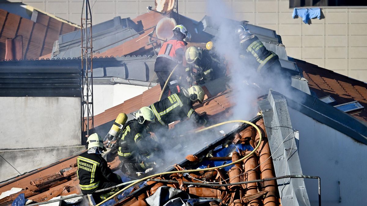 Varios bomberos trabajan en la extinción del incendio en Santander.