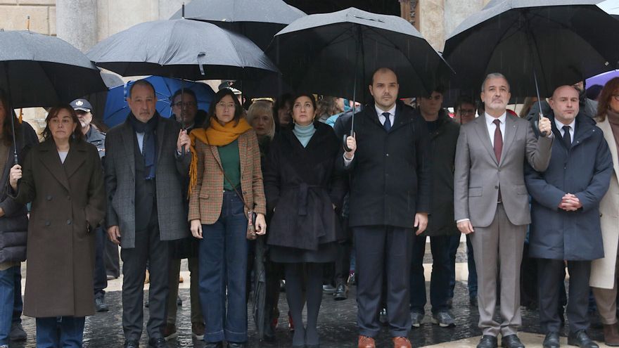 Diversos miembros del Govern de la Generalitat y el Ayuntamiento de Barcelona celebran un minuto de silencio en recuerdo de las víctimas del accidente de Adamuz