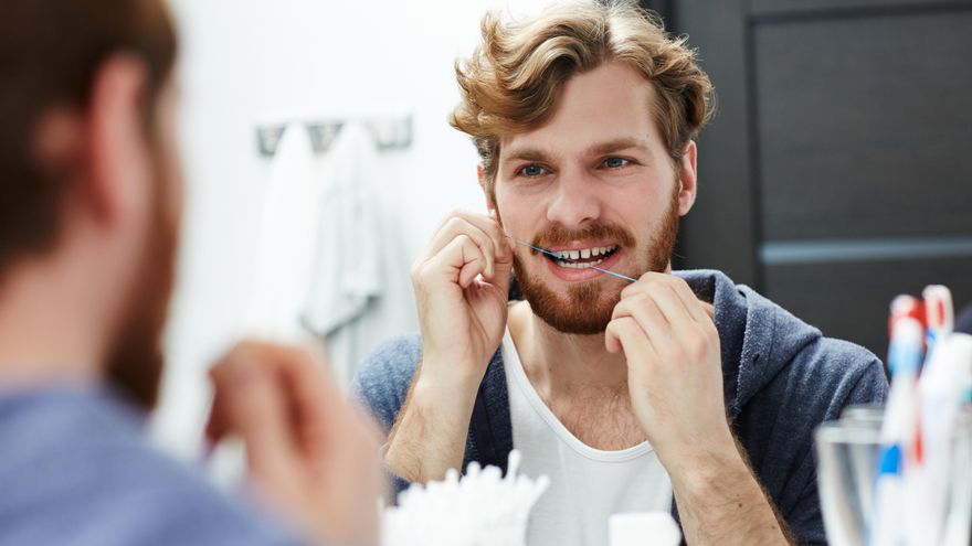 Lo que dicen los expertos sobre integrar o no la seda dental en tu rutina: “Tiene la capacidad de eliminar la placa”