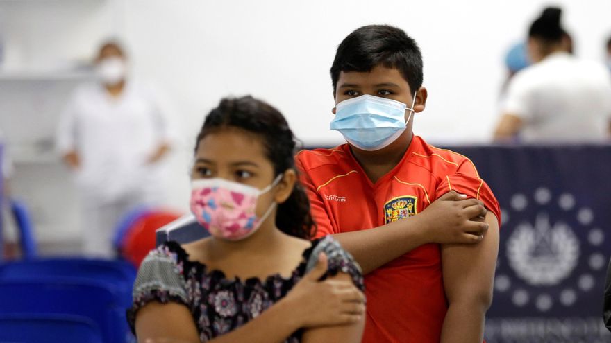 Dos niños reciben una dosis de la vacuna contra la covid-19, en el centro de vacunación del Hospital El Salvador, en San Salvador, en una fotografía de archivo. EFE/ Rodrigo Sura