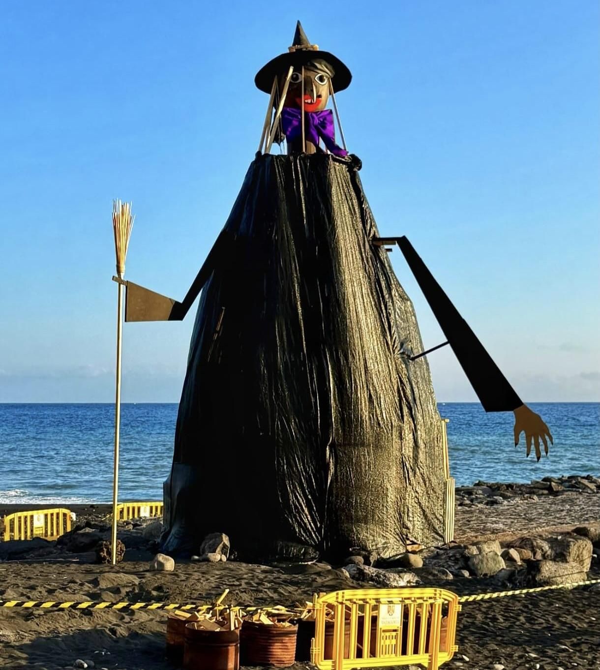 Estructura de casi una tonelada de madera y con una altura de diez metros que había sido elaborada durante más de una semana por un equipo de carpinteros  para la hoguera de la la noche de San Juan en la playa del Puerto de Tazacorte.