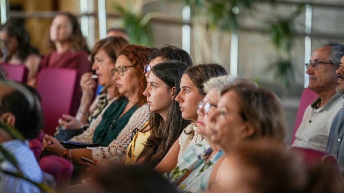 Carmen Calvo, Ana López y las participantes del encuentro-coloquio ‘Políticas feministas, pedagogía sistémica y erradicación de las violencias de género’, antes de su inauguración