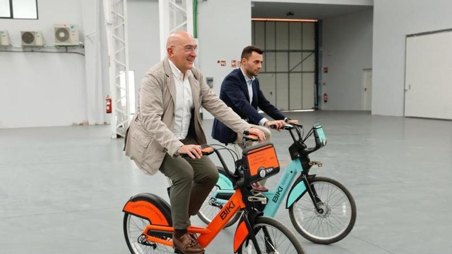 En una nave industrial y sobre unas bicicletas de Biki, los alcaldes de Valladolid y Zaratán, Jesús Julio Carnero y Roberto Migallón.