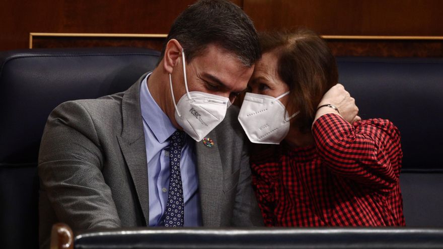 Pedro Sánchez y Carmen Calvo conversan en el pleno del miércoles.