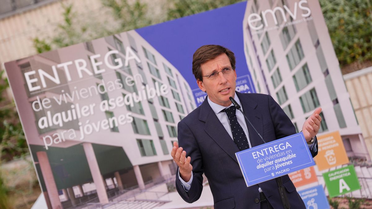 El alcalde Almeida, este lunes en un acto de entrega de llaves de pisos de la EMVS