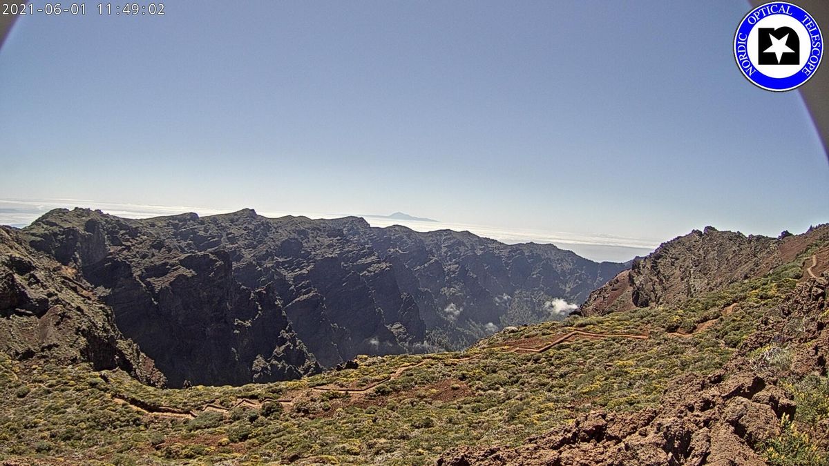 Imagen de las cumbres de La Palma captada este martes de la webcam del Telescopio Óptico Nórdico (NOT por su siglas en inglés).