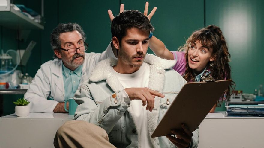 Álvaro Mel junto a Luis Zahera y Lucía Caraballo en 'Animal' de Netflix