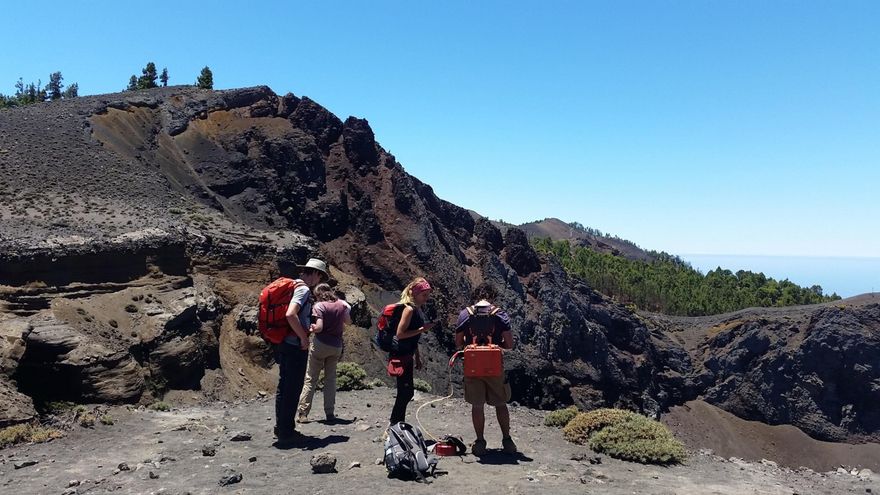 Equipo científico del Involcan, ITER y de la AIET, en el volcán de Cumbre Vieja. Foto: Cabildo de Tenerife.