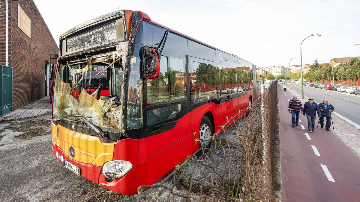 Un incendio destruye las cocheras de los autobuses municipales de Burgos