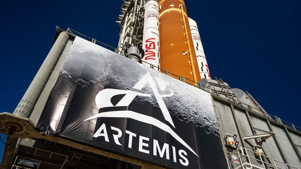 El cohete SLS y la nave espacial Orion de la NASA a la plataforma de lanzamiento.