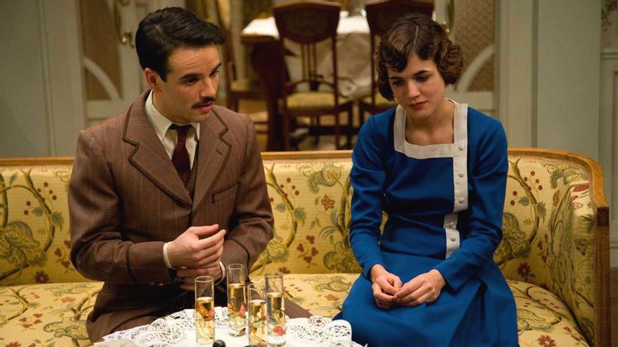 La creadora de 'La Señora' critica a TVE por su formato de reemisión y califica a 'La Promesa' como "copia flagrante"