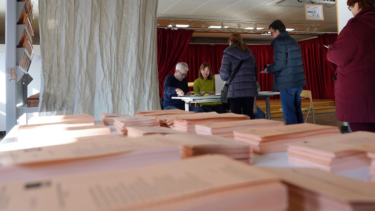 Votación en un colegio electoral en comicios autonómicos de Castilla y León.