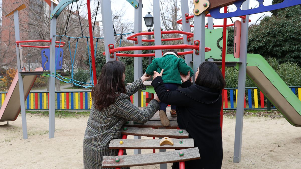 Sofía y Nuria (nombres ficticios) juegan con su hijo en un parque.