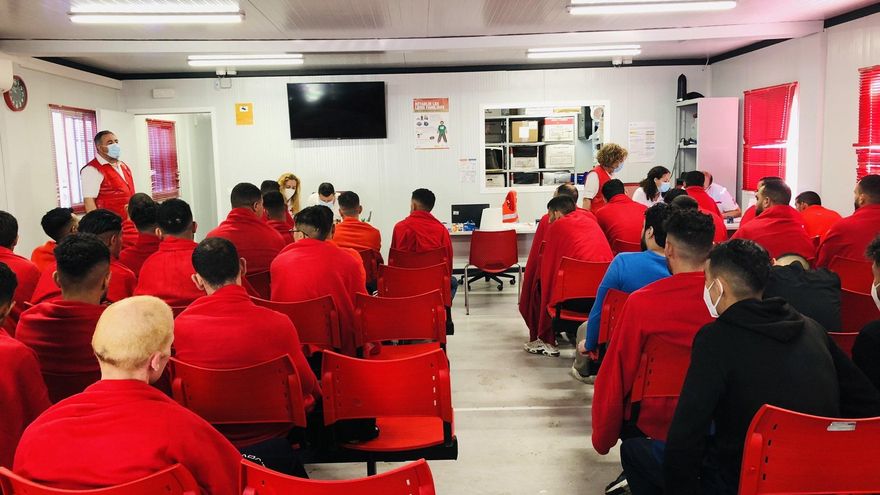 Cruz Roja atiende a migrantes llegados en patera a Almería en una imagen de archivo.