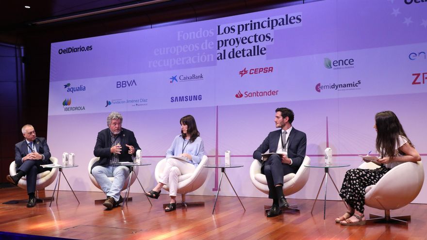Pere Navarro, delegado especial del Estado en el Consorci de la Zona Franca de Barcelona; Juan López de Uralde, coordinador de Alianza Verde y diputado de Unidas Podemos; Azahara Merino, de la Secretaría Confederal de Transiciones Estratégicas y Desarrollo Territorial de CCOO; y Andrés Rodríguez, director de Sostenibilidad de Ence. La mesa de 'economía circular: menos usar y tirar y más reciclar y reutilizar' fue moderada por Laura Olías, redactora de elDiario.es.