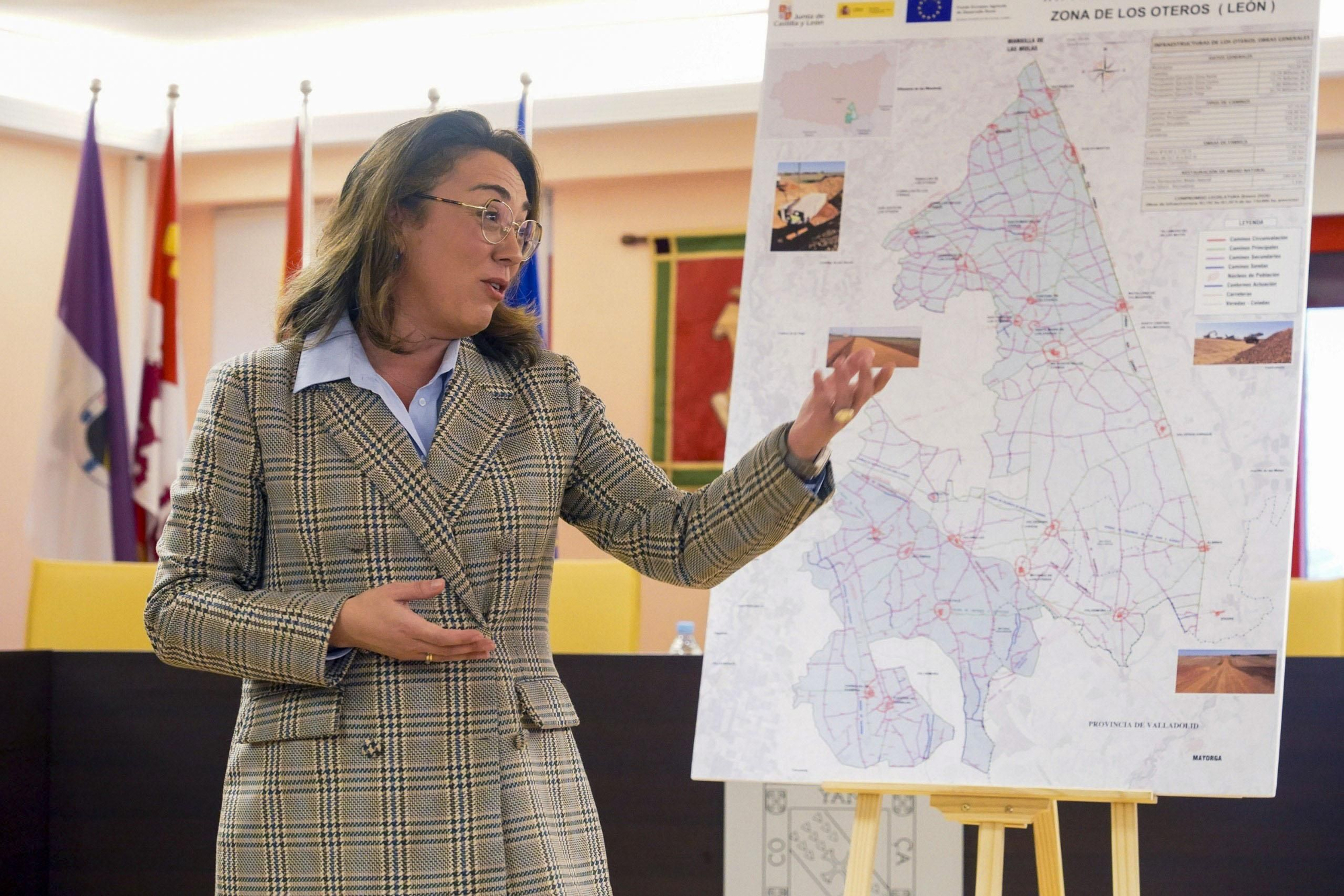 La consejera de Agricultura María González Corral, mostrando la concentración parcelaria de Los Oteros.