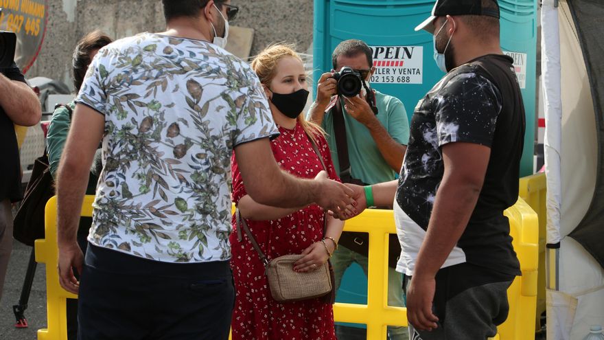 Abdel se reencuentra con su sobrino, que llevaba ocho días en el muelle de Arguineguín