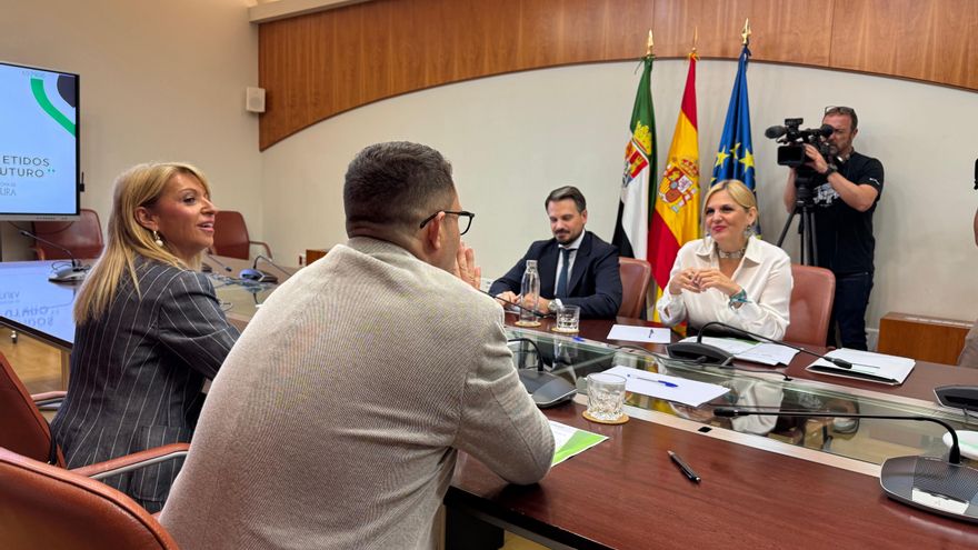 La Junta registrará los presupuestos este miércoles, pero aún negocia con el PSOE y acaba de conocer las condiciones de Vox