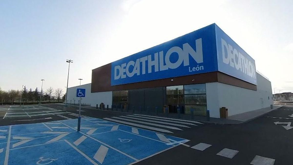 Comercio de Decathlon en el centro comercial Reino de León, junto a La Granja.
