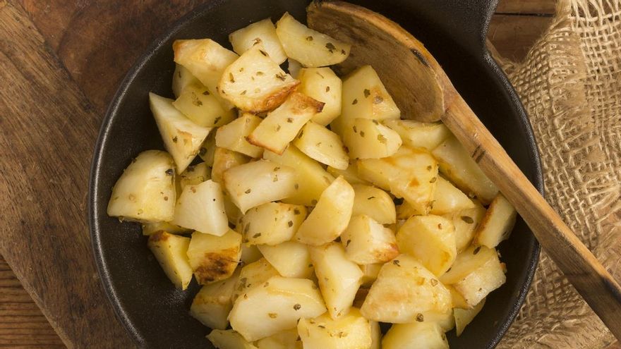 Patatas al ajillo al estilo tradicional: la receta típica y muy fácil que haces con apenas tres ingredientes y en 30 minutos