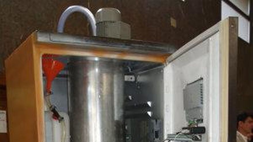 Planta piloto de biodiésel, en el interior de un frigorífico.