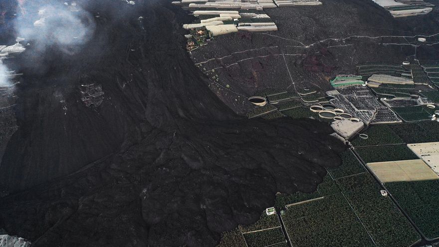 Colada de lava caída por el acantilado sobre los cultivos situados en la costa palmera