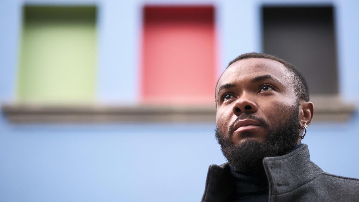 El joven camerunés Augustin Prince, en la sede de Casa África, donde ha presentado su.