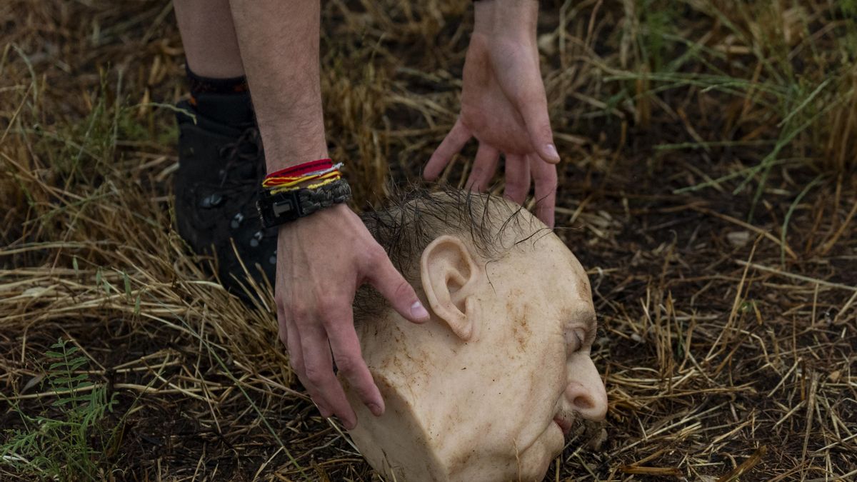 Una réplica hiperrealista de la cabeza del dictador Francisco Franco, cual pelota de fútbol, rueda entre trincheras reales de la Guerra Civil en Moià (Barcelona), gracias a la performance 'La Copa del Generalísimo', promovida por el artista Eugenio Merino