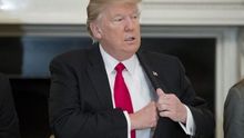 Trump firma dos órdenes para dar marcha atrás a la reforma financiera de Obama