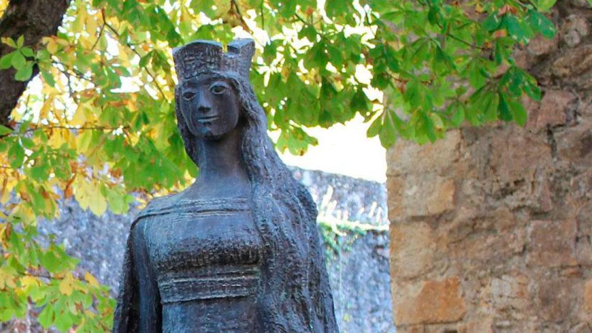 Frente a la colegiata de la localidad burgalesa se erige una estatua de bronce de la princesa, donada por la ciudad noruega de Tonsberg en 1978