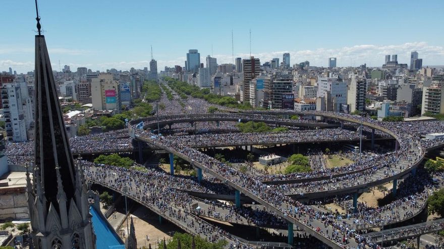 Histórico recibimiento a la Selección Argentina: los campeones sobrevolaron en helicóptero la Ciudad