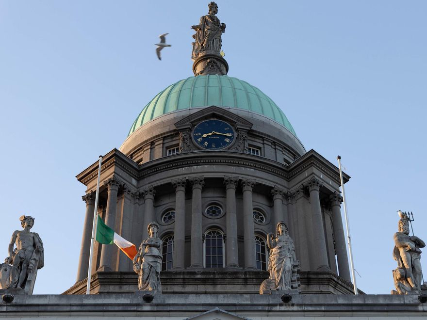 Cúpula de la Casa de la Aduana (Custom House Quay). Aquí se ha instalado uno de esos museos que marcan la diferencia dedicado a la emigración irlandesa causada por la hambruna del siglo XIX.