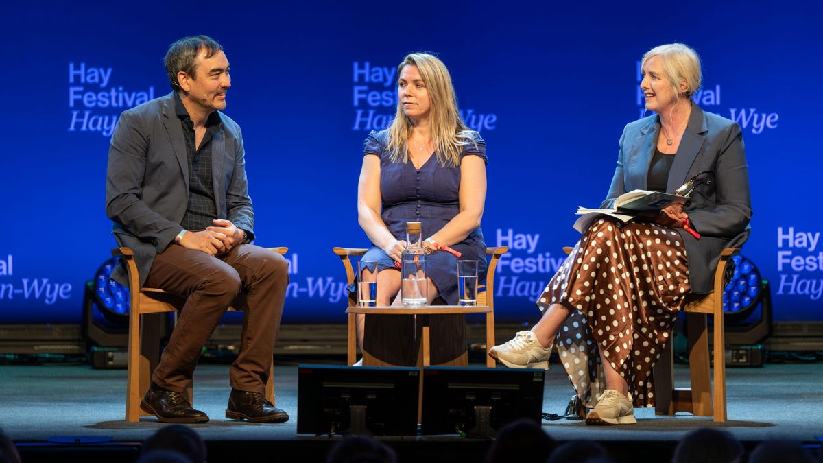 Meta obliga a guardar silencio en el Hay Festival a la autora del libro que Zuckerberg no quiere que leas