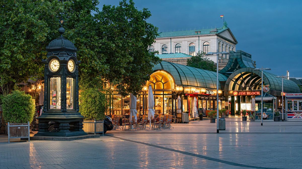 Amanecer en la Plaza de Kröpcke. Su reloj es el lugar de citas tradicional en Hannover.