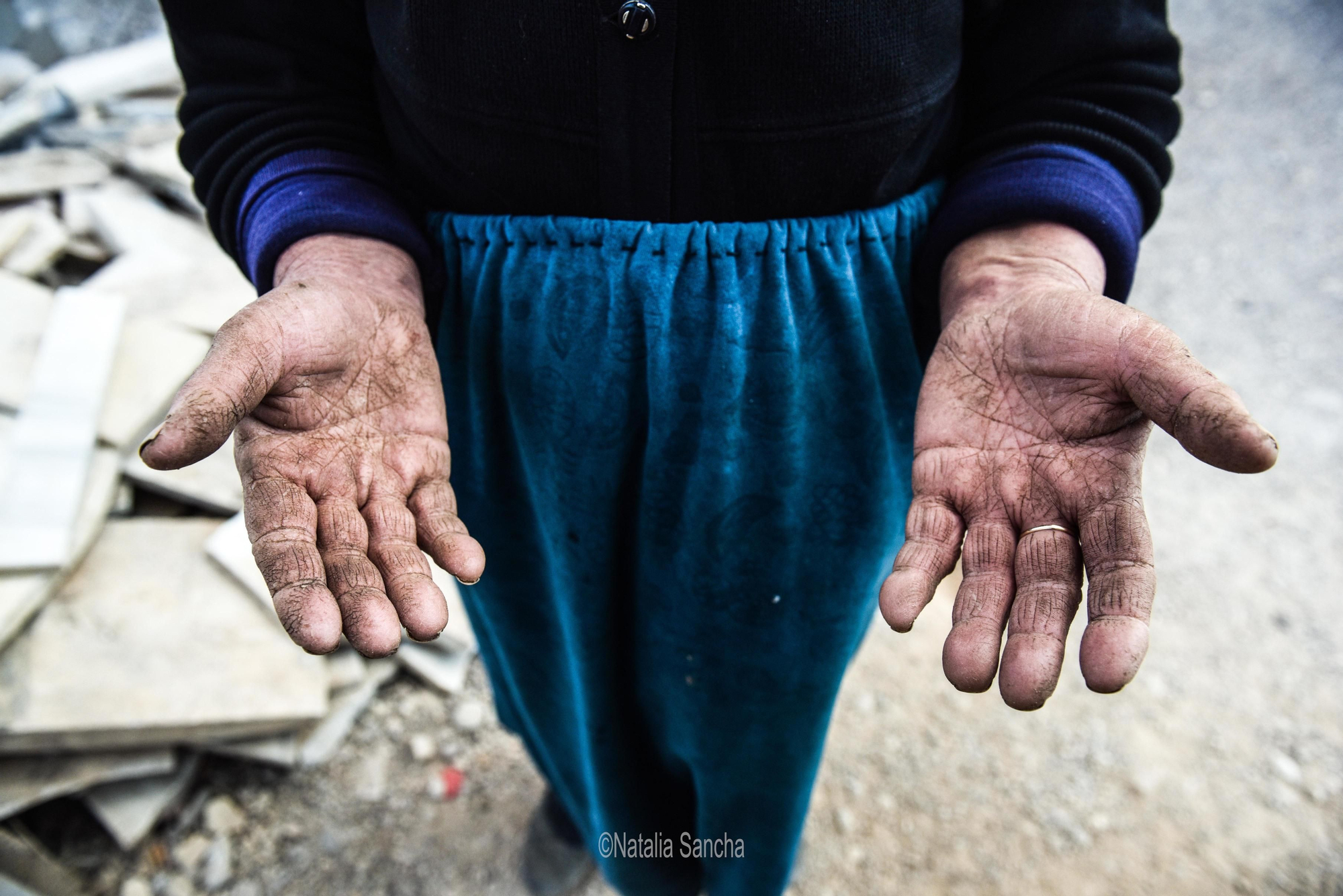 Todo proceso destructivo entraña uno creativo. Las mujeres se están viendo obligadas a adoptar otros roles antes propios de los hombres y están empezando a ocupar espacios económicos y militares antes no permitidos por las sociedades tan patriarcales en las que viven. “Esto no es algo novedoso pero sí lo es en Siria”, insiste Sancha: “Lo que hay que ver ahora es cuál va a ser el impacto y si va a ser duradero”.