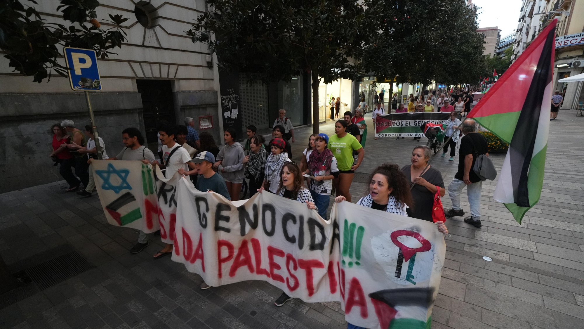 Manifestantes participan en Córdoba en una marcha en solidaridad con Palestina