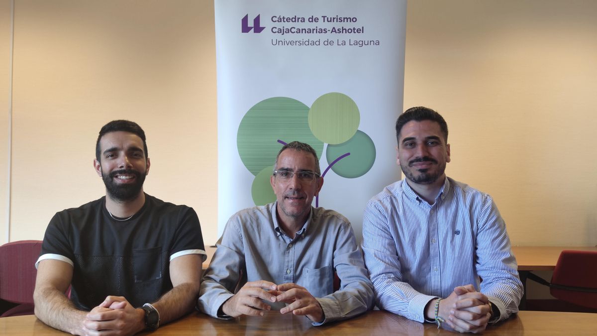 José Manuel Viera González y Carlos Taysen Cabrera Plata, junto con el director de la Cátedra de Turismo, el profesor Raúl Hernández Martín.