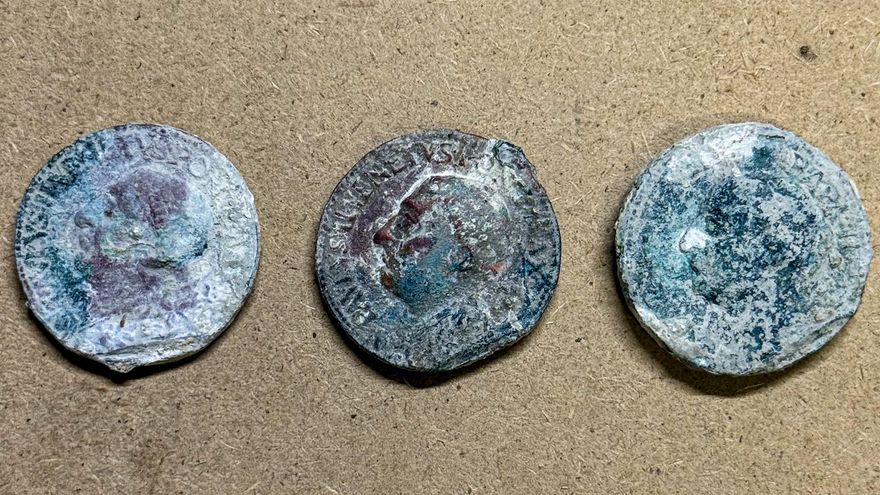 Encuentran tres medallas de bronce del siglo XV en las obras del metro de Roma