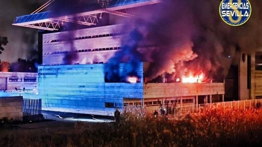Los Bomberos intentan sofocar un incendio de grandes dimensiones en el Auditorio Rocío Jurado de Sevilla