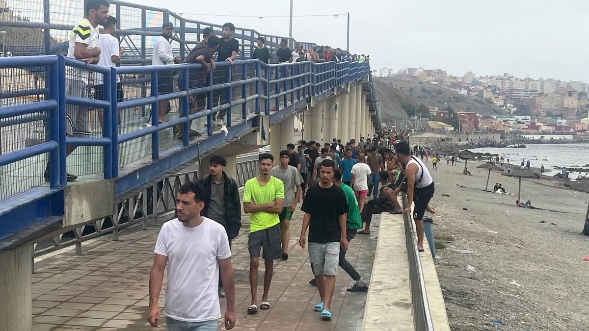 Miles de personas que entraron en Ceuta regresan a Marruecos: "La Policía nos andaba persiguiendo”