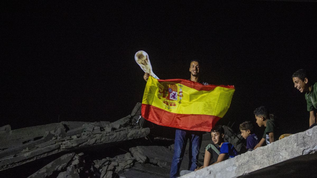 Un palestino con la bandera de España en Jabalia, al norte de la Franja de Gaza.