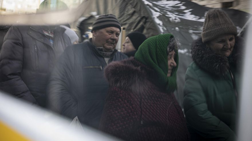 Decenas de personas en el interior de una carpa montada por los servicios de emergencia en
Kiev, ante la crisis provocada por los bombardeos rusos a infraestructuras energéticas que han dejado sin electricidad y calefacción a miles de viviendas en toda Ucrania.