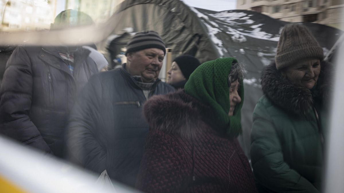 Decenas de personas en el interior de una carpa montada por los servicios de emergencia en
Kiev, ante la crisis provocada por los bombardeos rusos a infraestructuras energéticas que han dejado sin electricidad y calefacción a miles de viviendas en toda Ucrania.