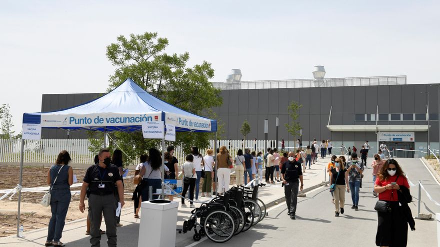 Cola formada a la entrada del Hospital Zendal de Madrid para aquellas personas menores de 60 años que ya han recibido la primera dosis de Astrazéneca y deciden que se les administre la segunda. EFE/ Víctor Lerena