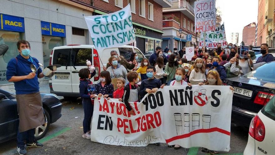 "Fuera cocinas de nuestros barrios": vecinos exigen al Ayuntamiento de Madrid que acabe con los permisos industriales junto a sus casas