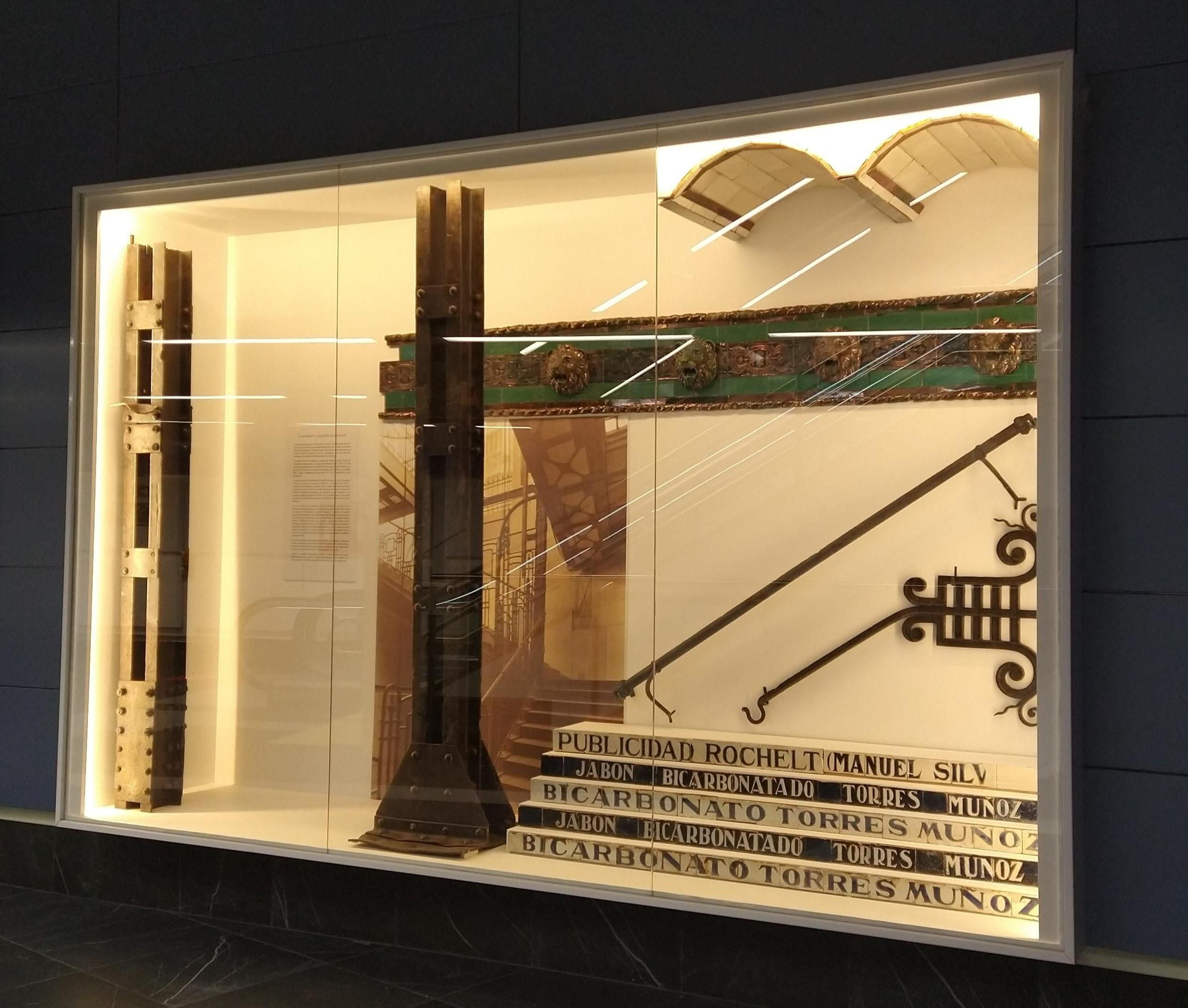 Vitrina con restos patrimoniales encontrados en las obras de Gran Vía